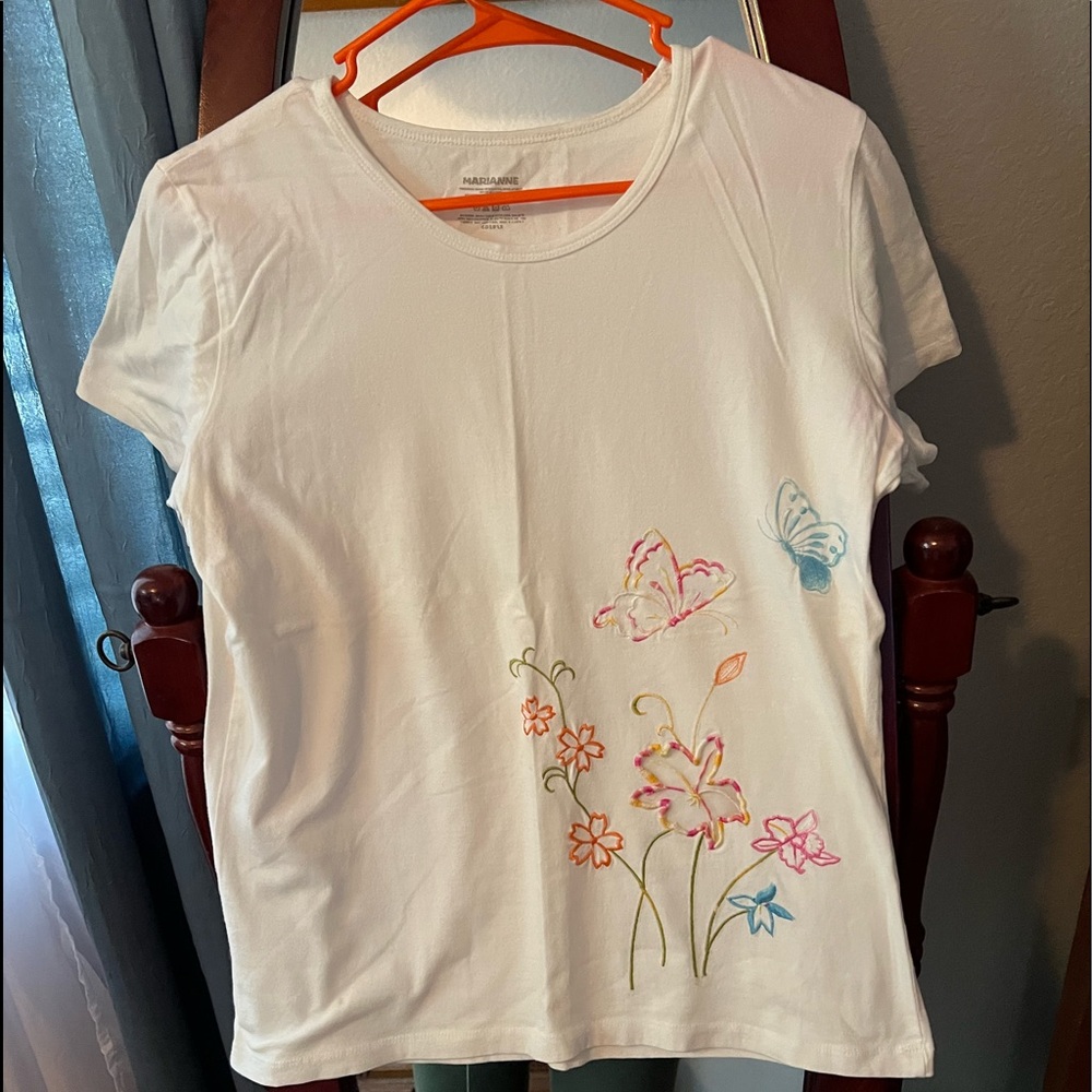 Women white tee shirt with butterfly on front size 2X large